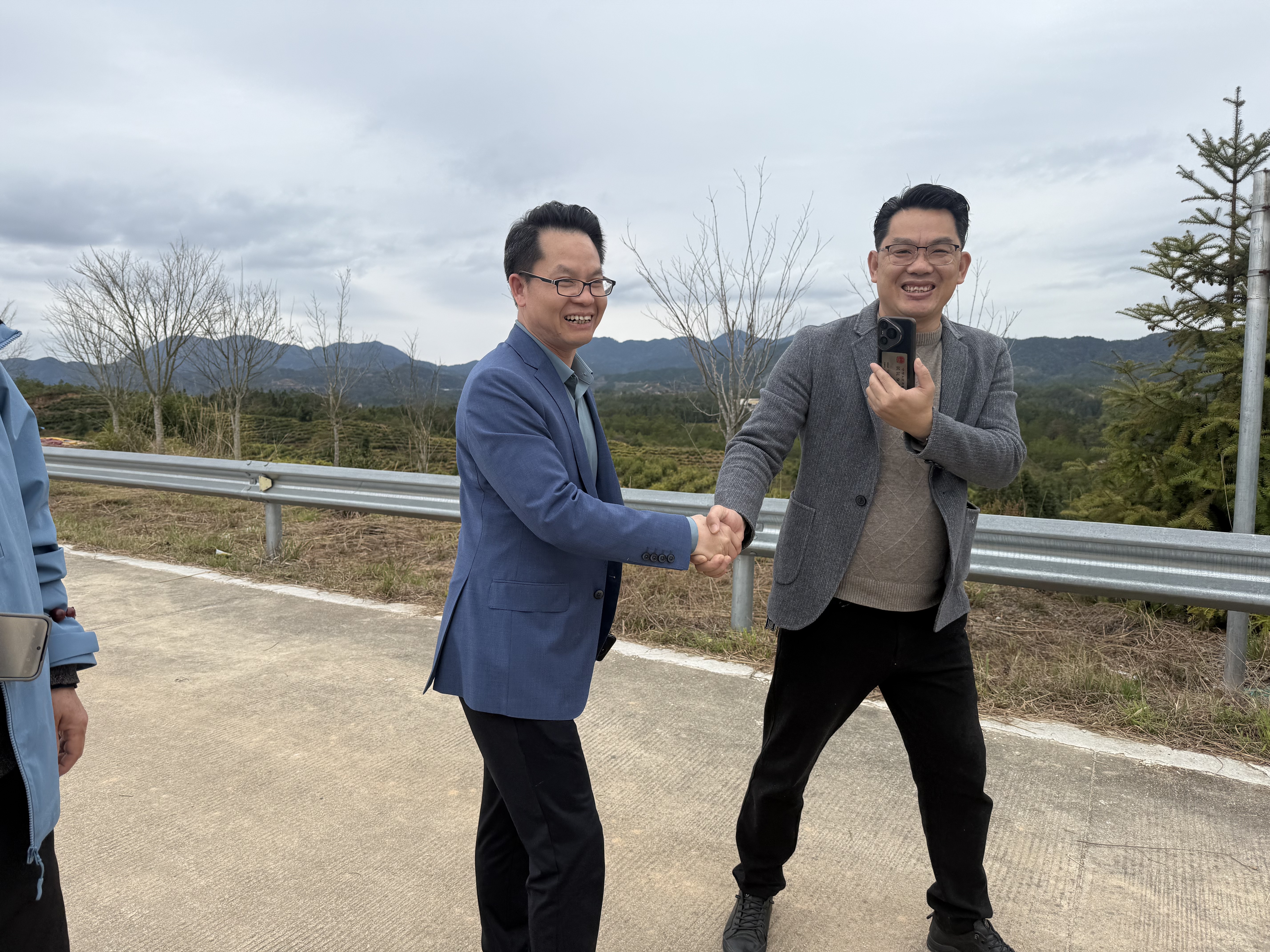 镇党委书记许德洋等领导莅临茶山考察