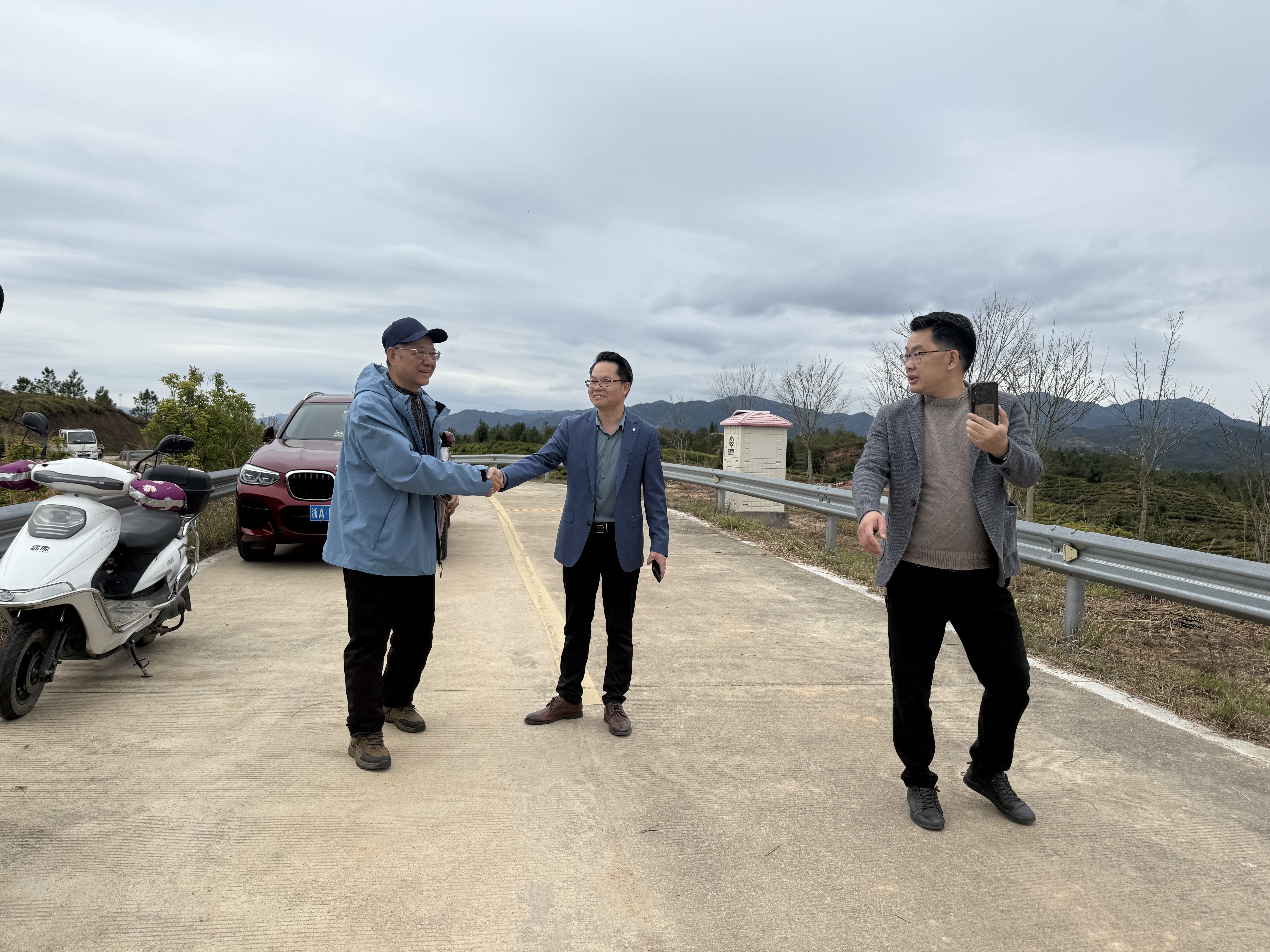 镇党委书记许德洋等领导莅临茶山考察